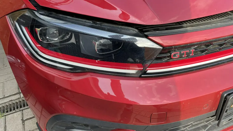 VOLKSWAGEN Polo -