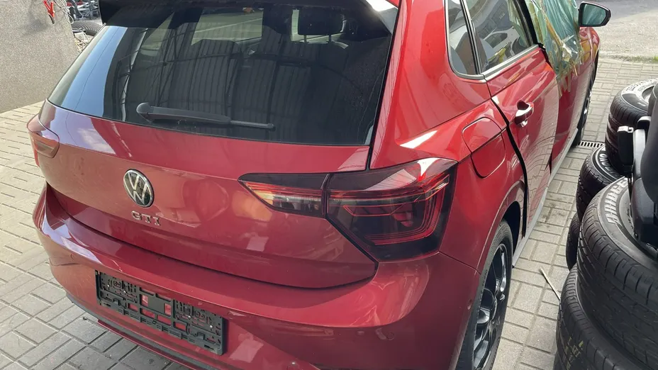 VOLKSWAGEN Polo -