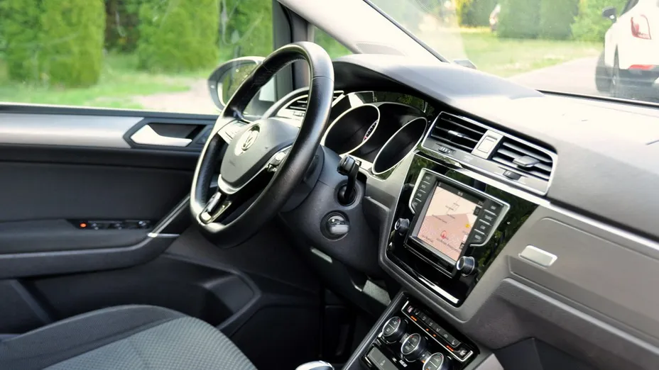 VOLKSWAGEN Touran -