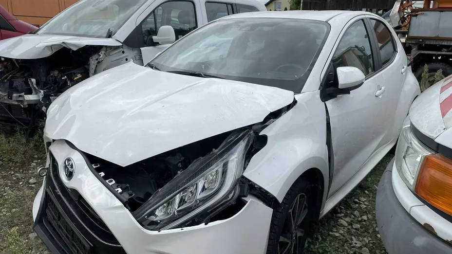 TOYOTA Yaris -