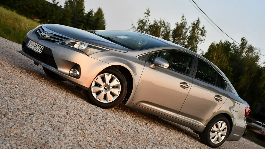 TOYOTA Avensis -