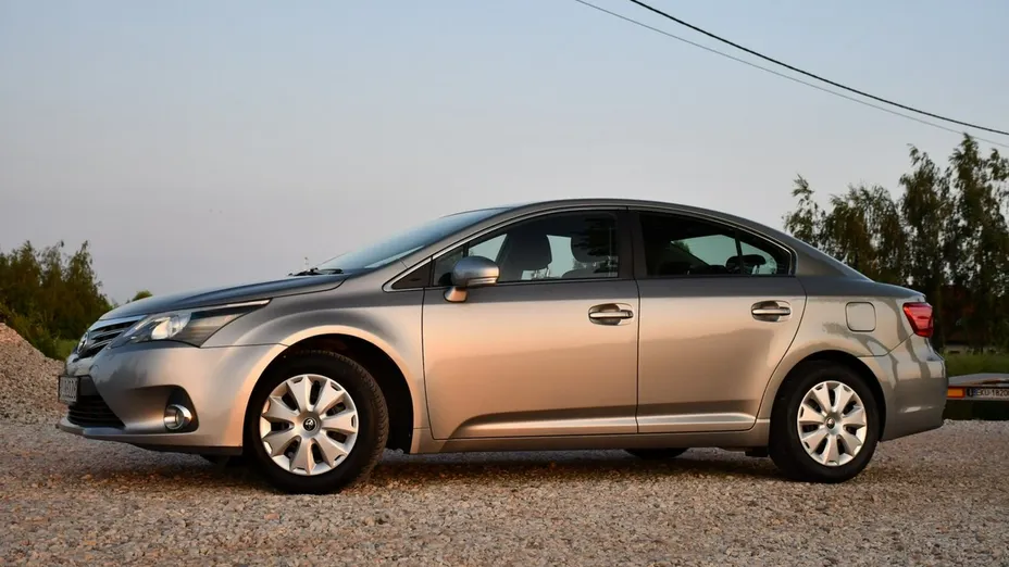 TOYOTA Avensis -