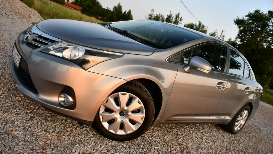 TOYOTA Avensis -