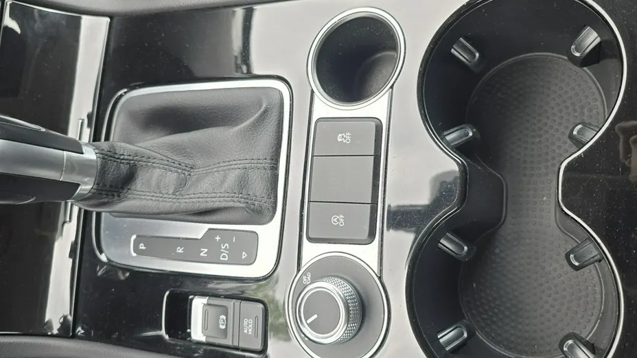 VOLKSWAGEN Touareg -