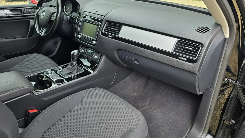 VOLKSWAGEN Touareg -