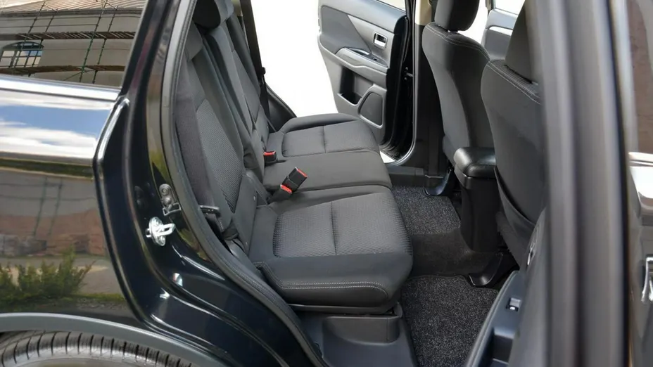 MITSUBISHI Outlander -