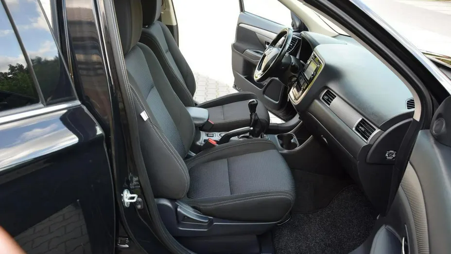 MITSUBISHI Outlander -