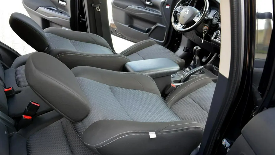 MITSUBISHI Outlander -