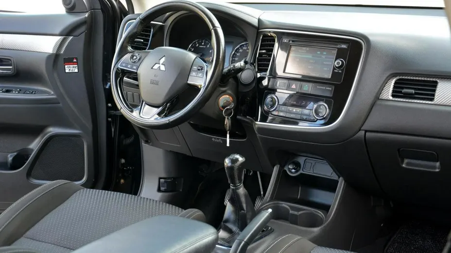 MITSUBISHI Outlander -