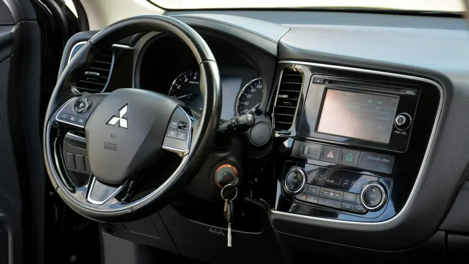 MITSUBISHI Outlander -