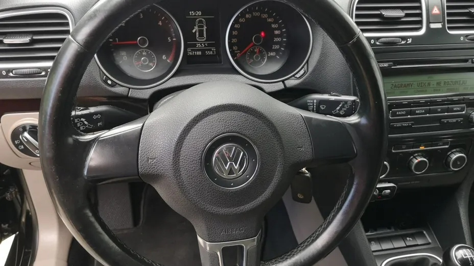 VOLKSWAGEN Golf -