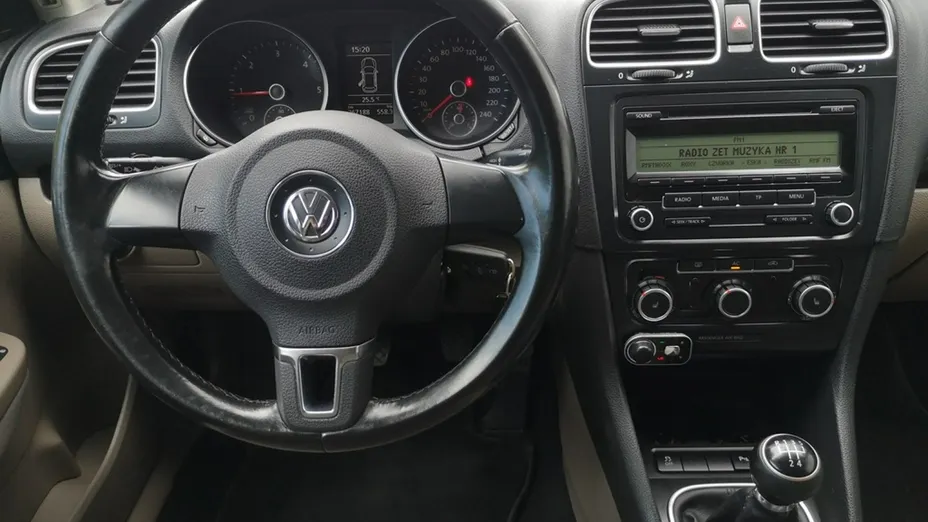 VOLKSWAGEN Golf -
