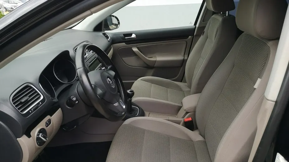 VOLKSWAGEN Golf -
