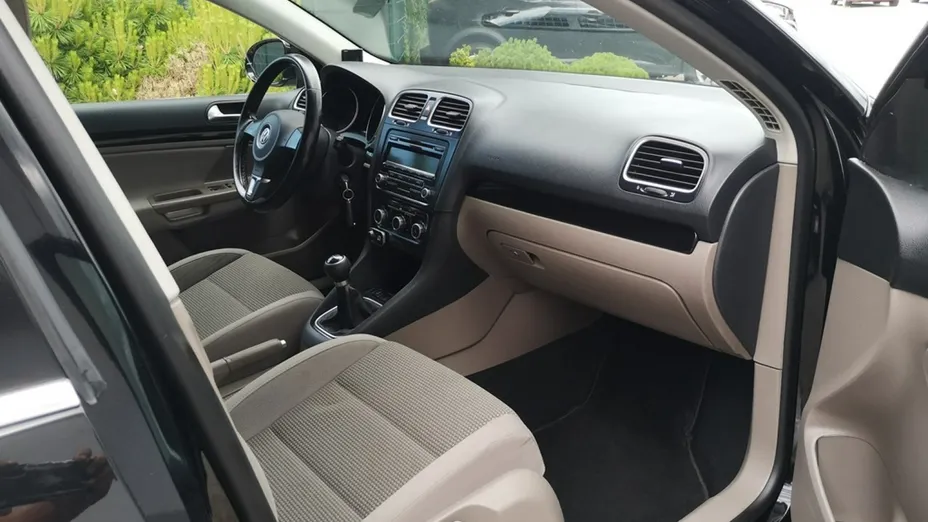 VOLKSWAGEN Golf -