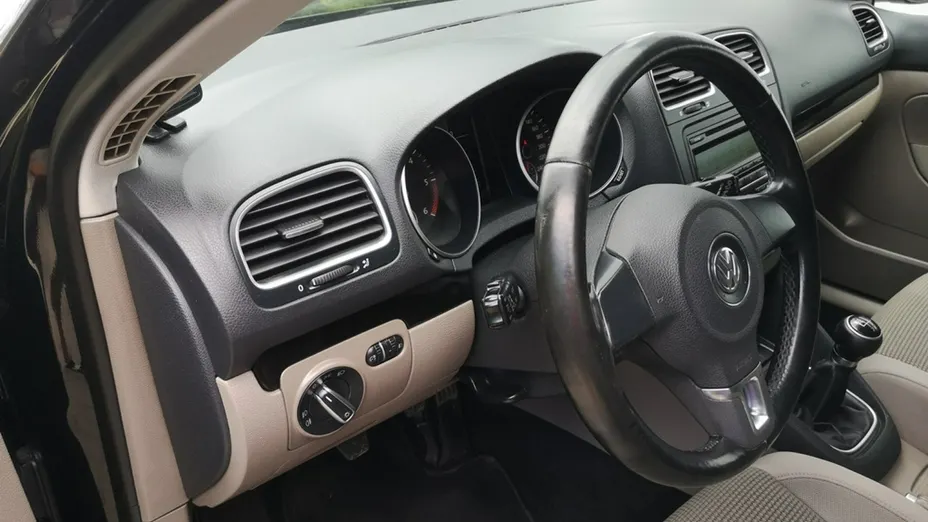 VOLKSWAGEN Golf -