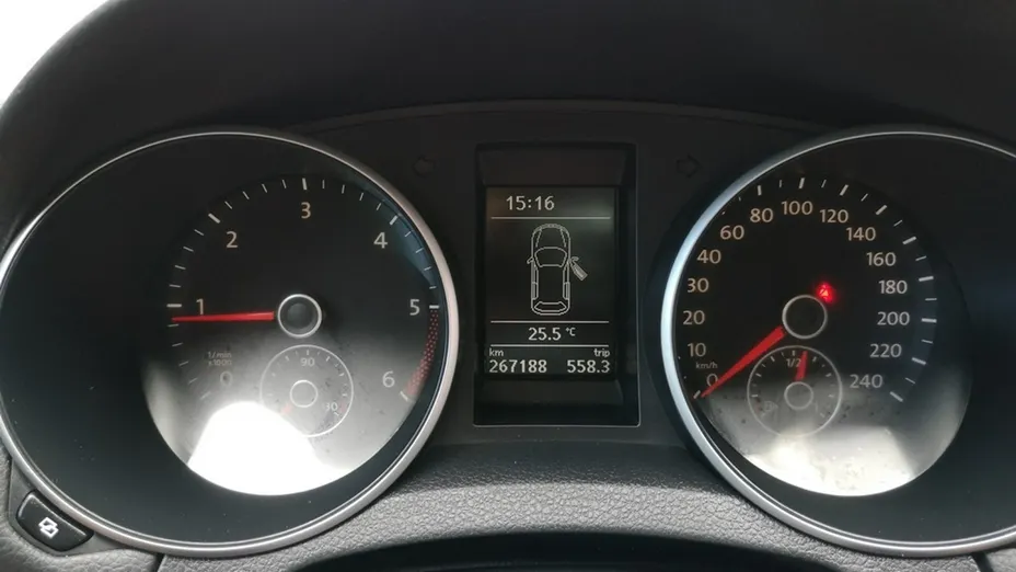 VOLKSWAGEN Golf -
