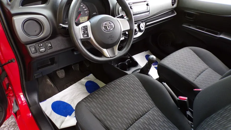 TOYOTA Yaris -