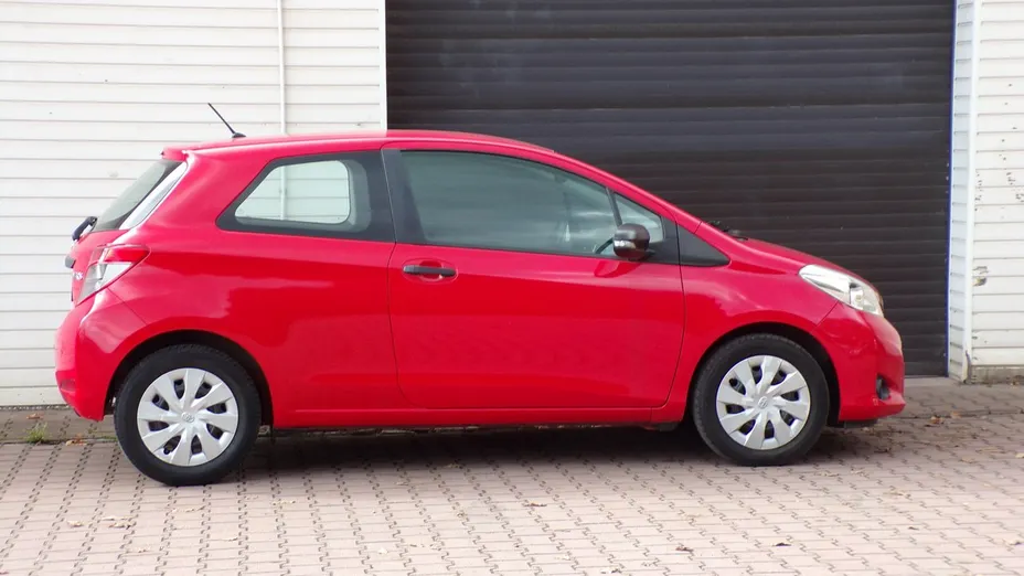 TOYOTA Yaris -