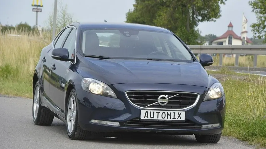 VOLVO V40 -