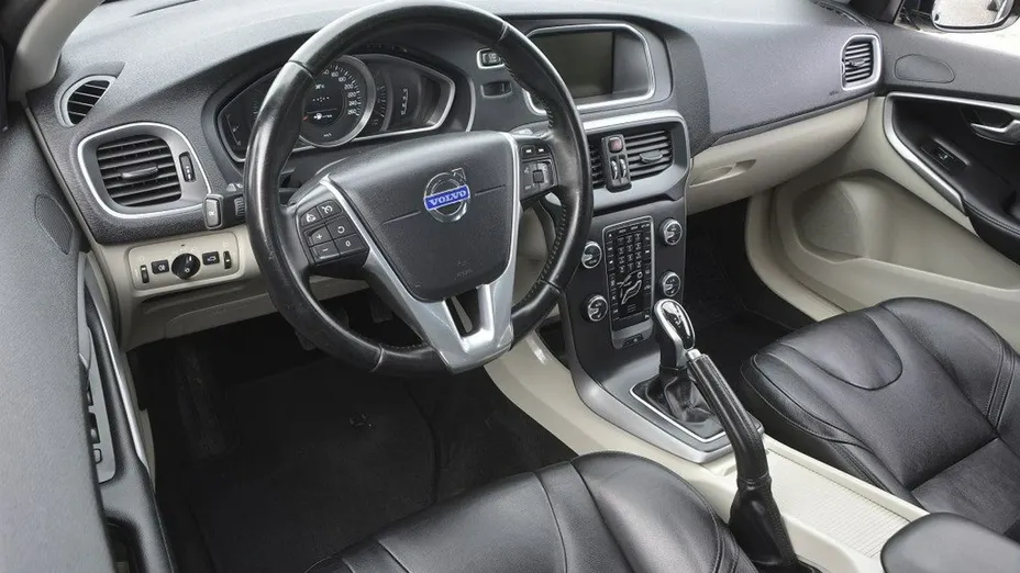 VOLVO V40 -