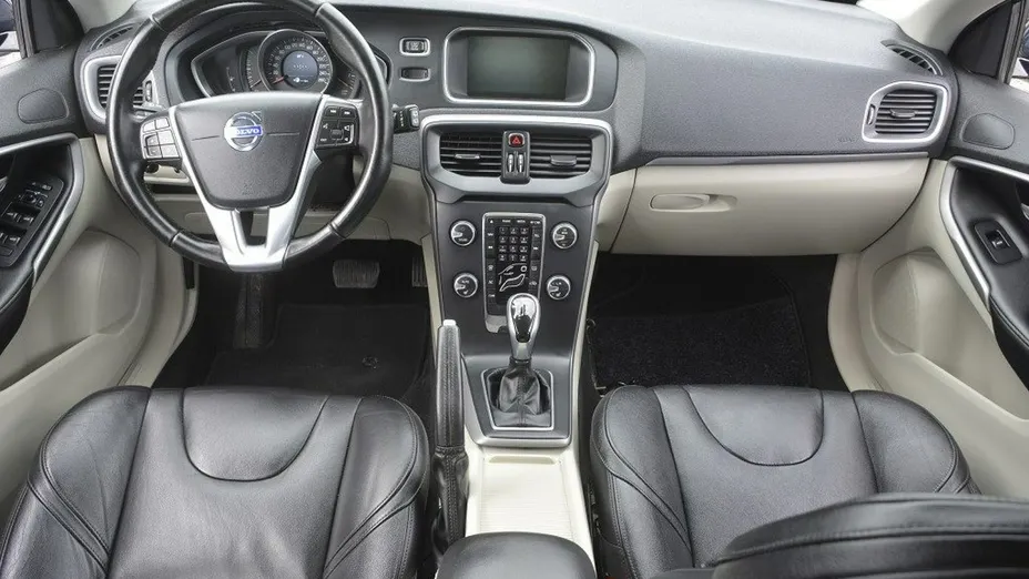 VOLVO V40 -
