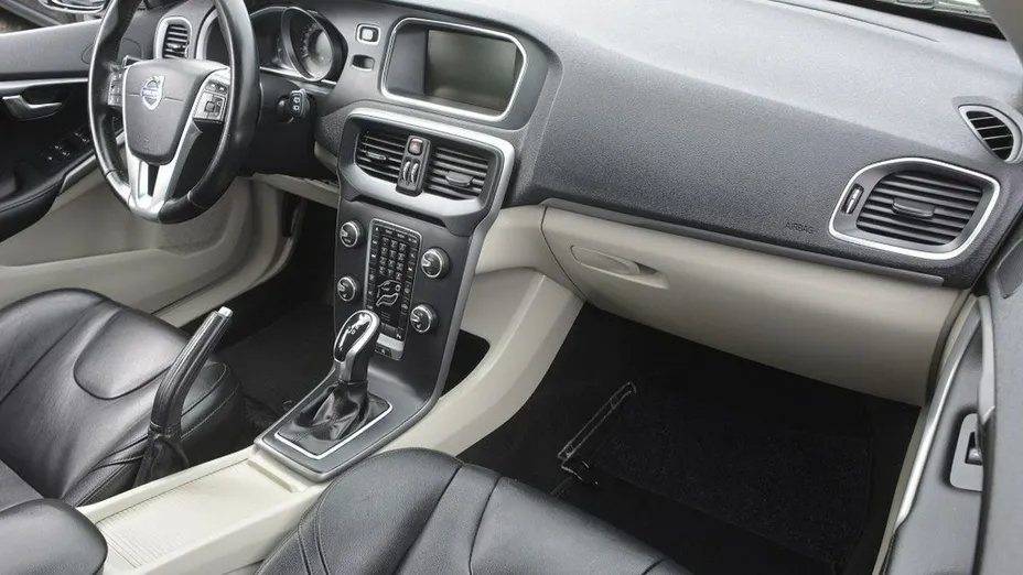 VOLVO V40 -