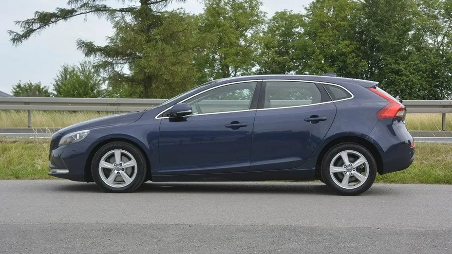 VOLVO V40 -