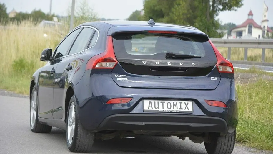 VOLVO V40 -