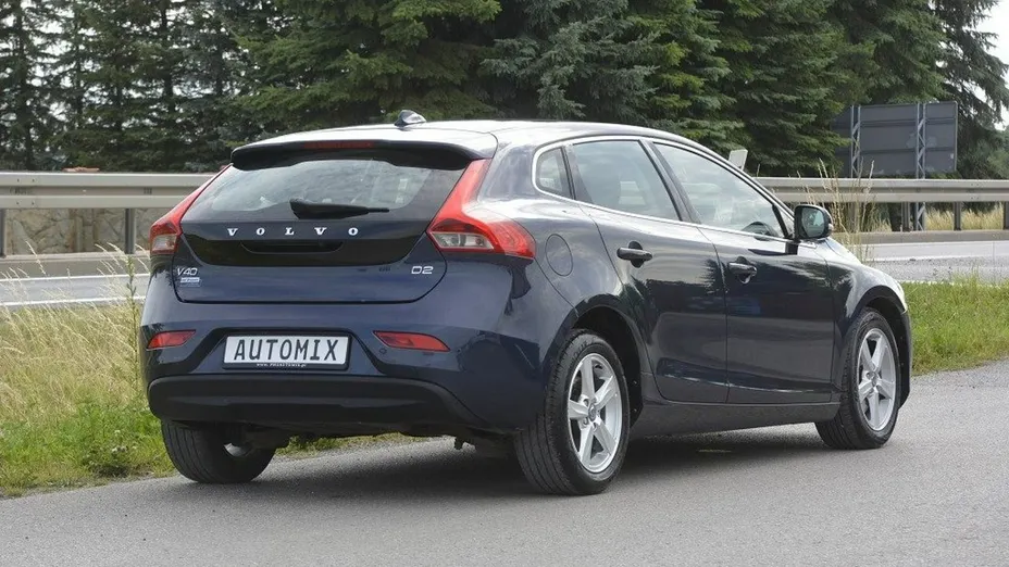 VOLVO V40 -
