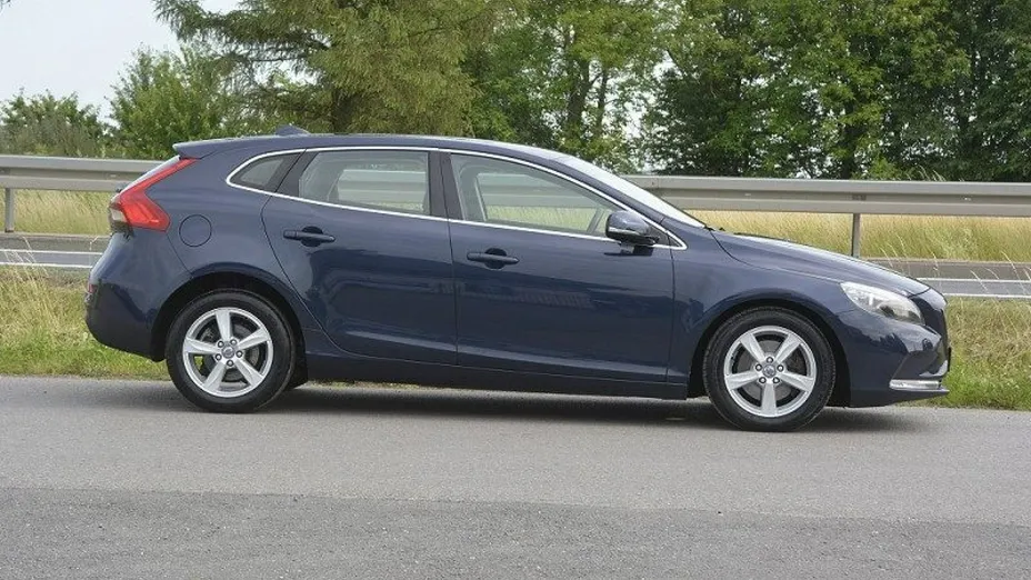 VOLVO V40 -