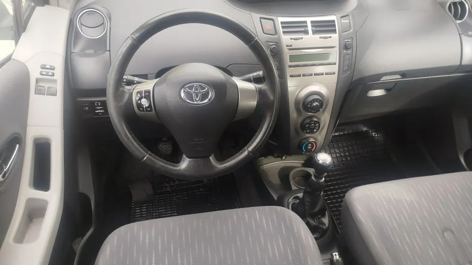 TOYOTA Yaris -