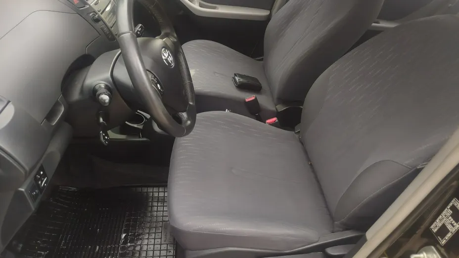 TOYOTA Yaris -