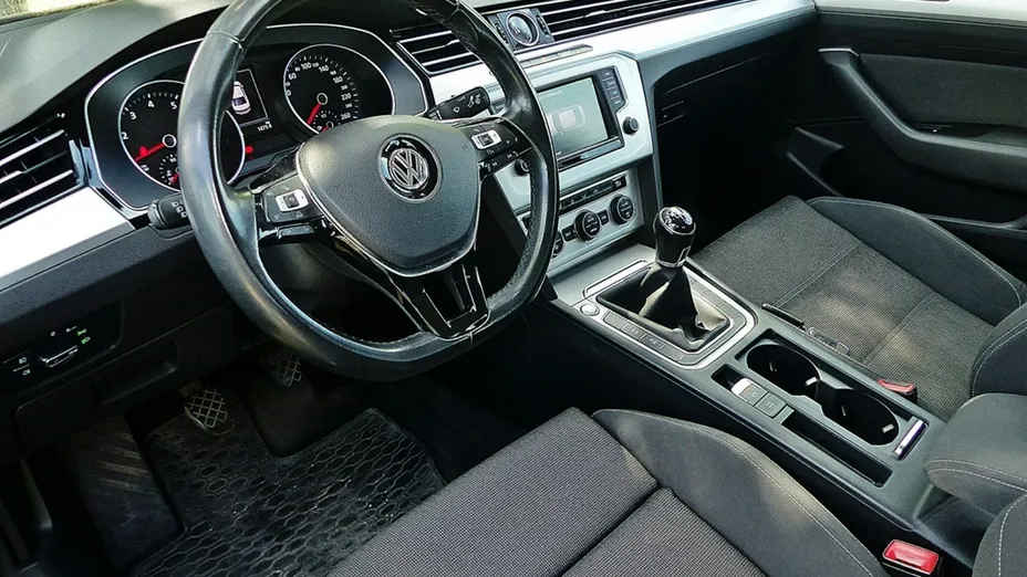 VOLKSWAGEN Passat -