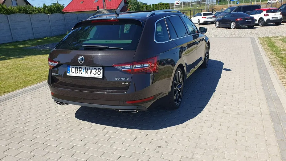 SKODA Superb -