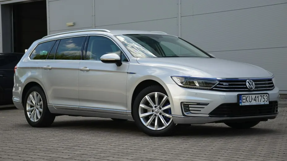 VOLKSWAGEN Passat -
