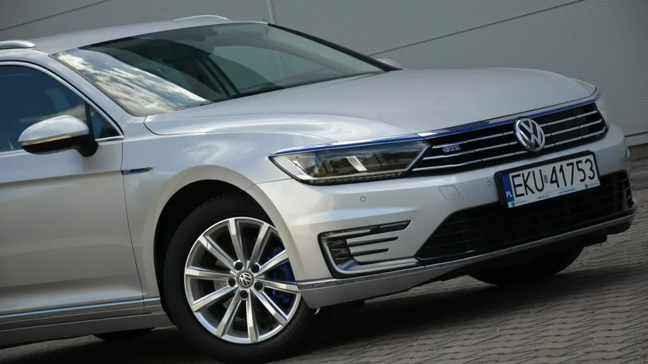 VOLKSWAGEN Passat -