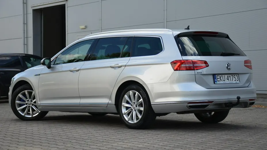 VOLKSWAGEN Passat -