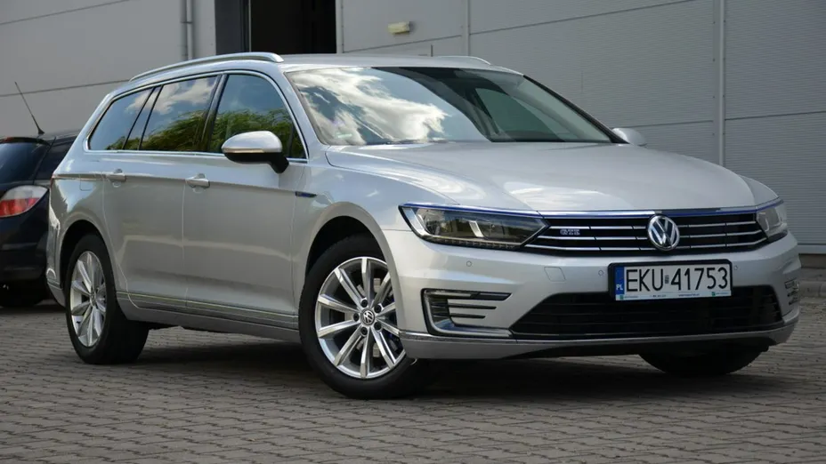 VOLKSWAGEN Passat -