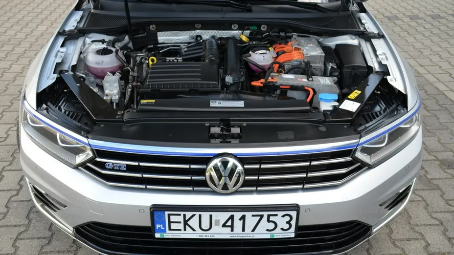 VOLKSWAGEN Passat -