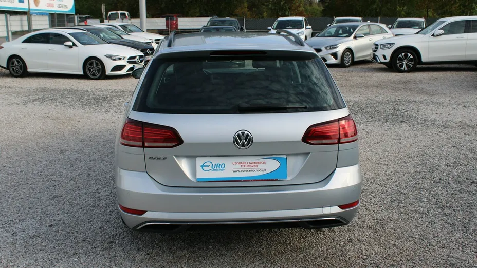 VOLKSWAGEN Golf -