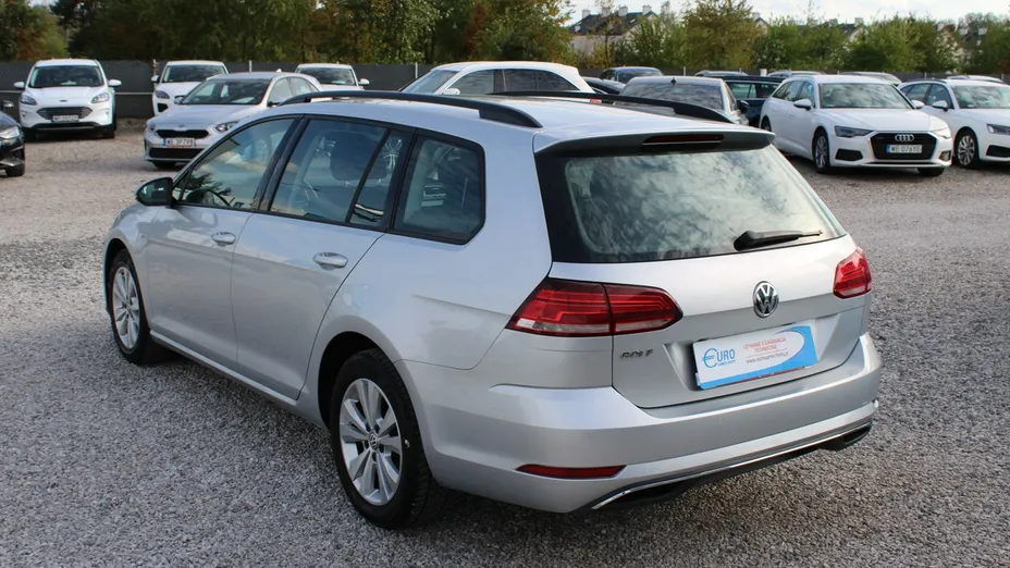 VOLKSWAGEN Golf -