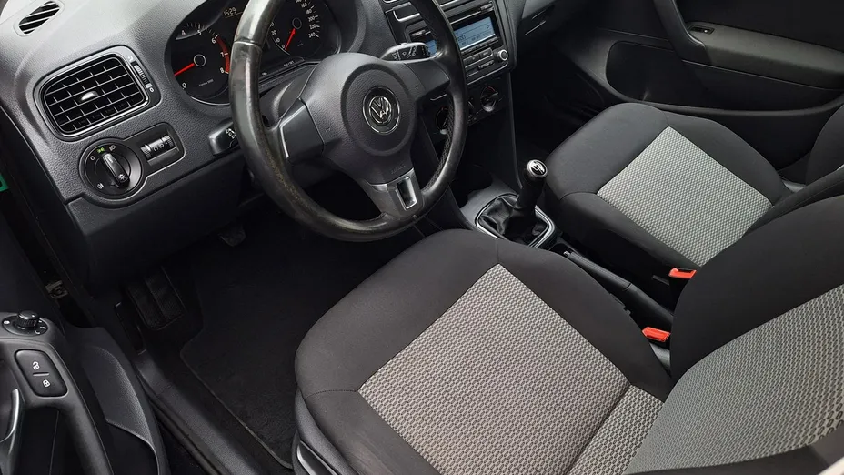 VOLKSWAGEN Polo -