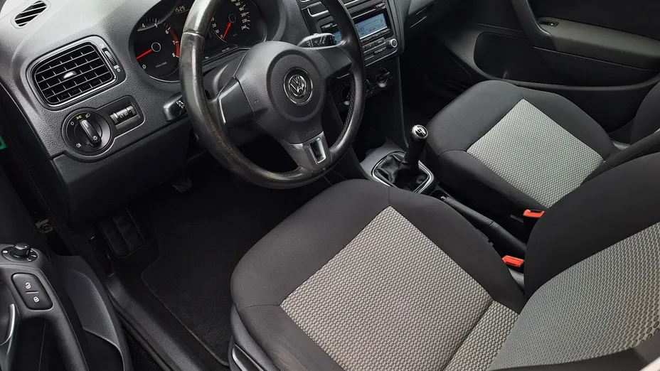 VOLKSWAGEN Polo -