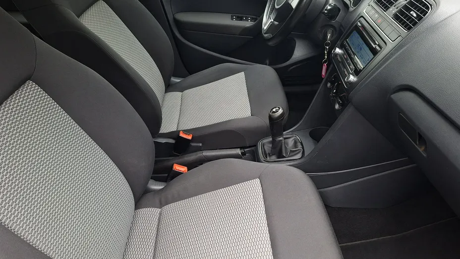 VOLKSWAGEN Polo -