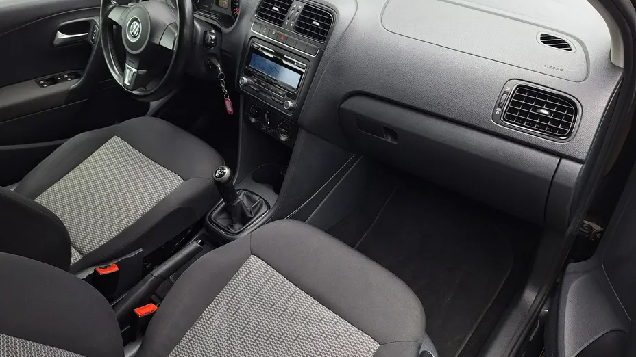 VOLKSWAGEN Polo -