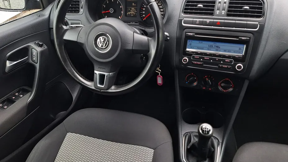 VOLKSWAGEN Polo -