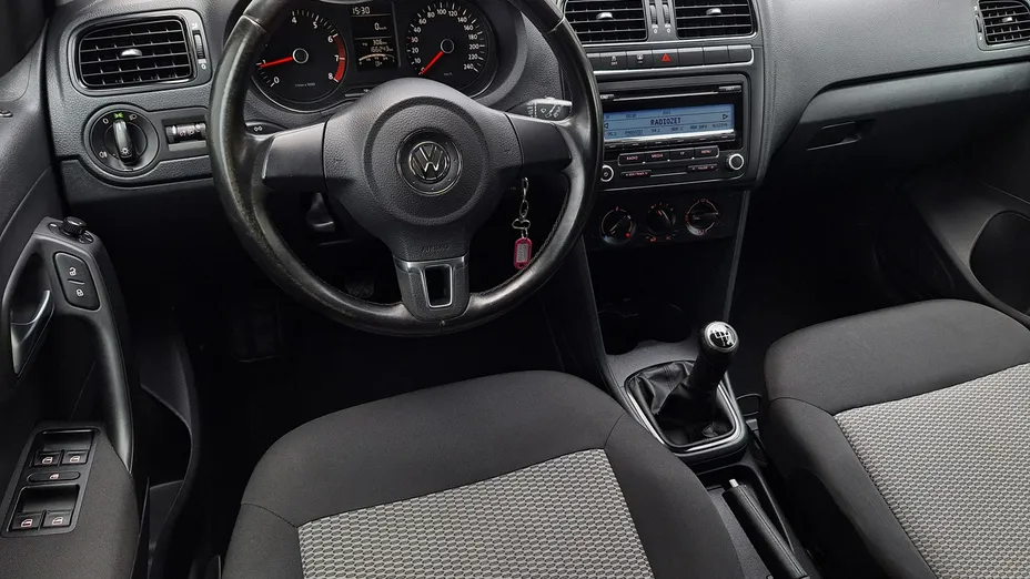VOLKSWAGEN Polo -