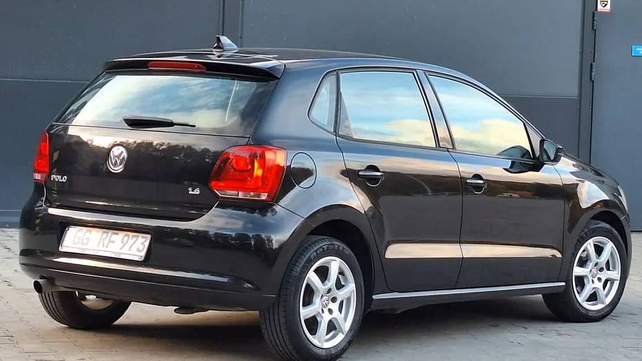 VOLKSWAGEN Polo -
