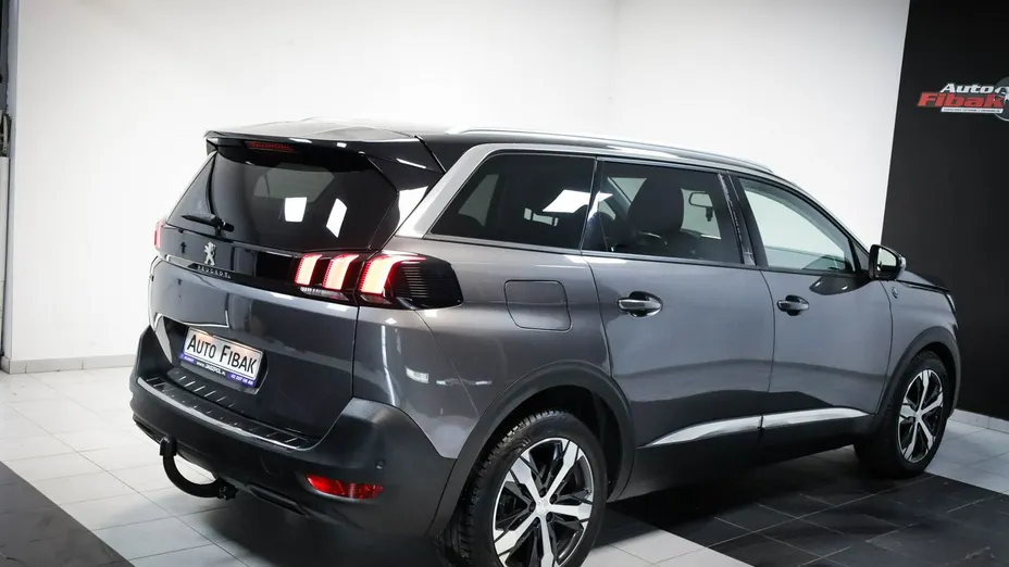 PEUGEOT 5008 -