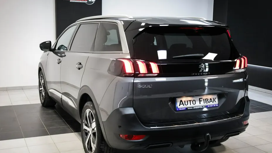PEUGEOT 5008 -